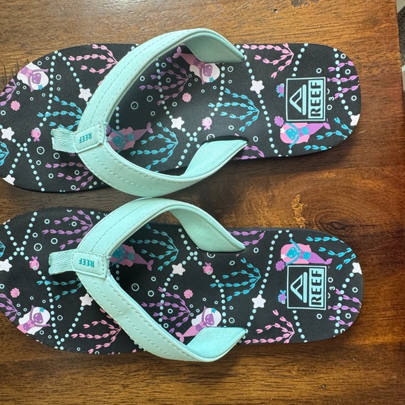 Reef Flipflops. Girls blue and black with mermaid maids design size 3 - Picture 3 of 4